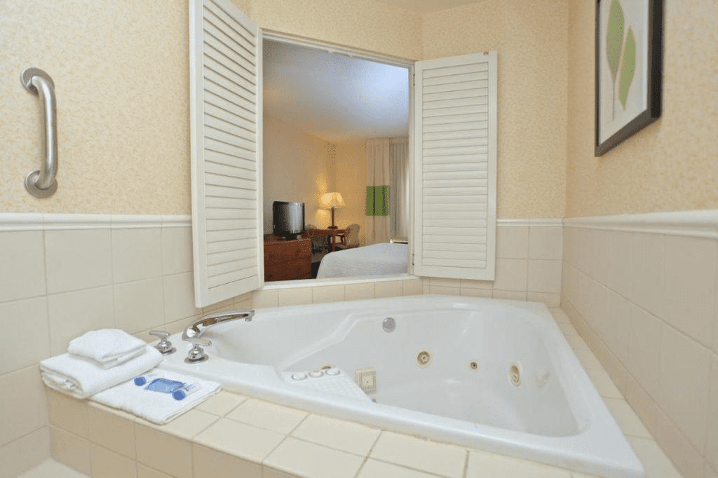 indigo jacuzzi hotel, 